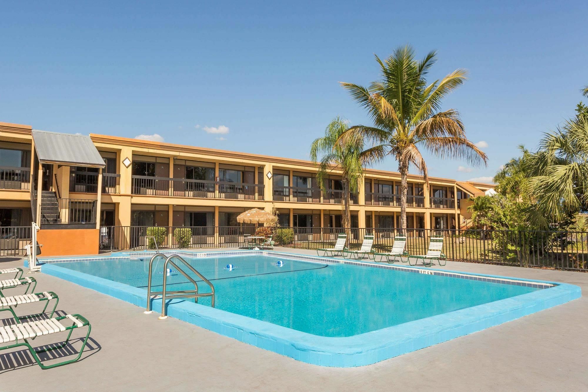 Travelodge By Wyndham Fort Myers North North Fort Myers Exterior foto