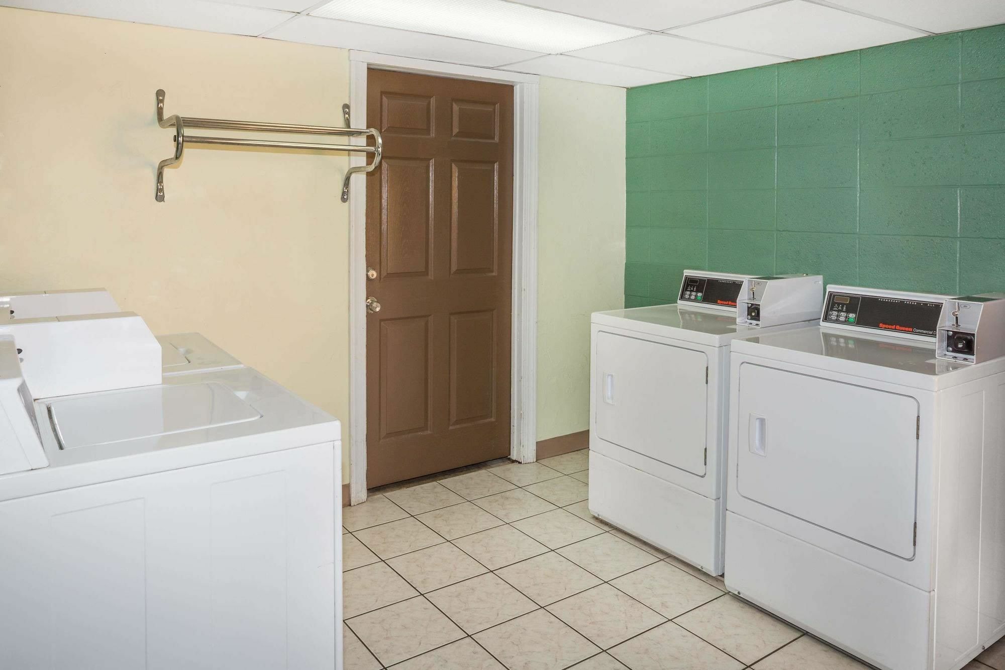 Travelodge By Wyndham Fort Myers North North Fort Myers Exterior foto